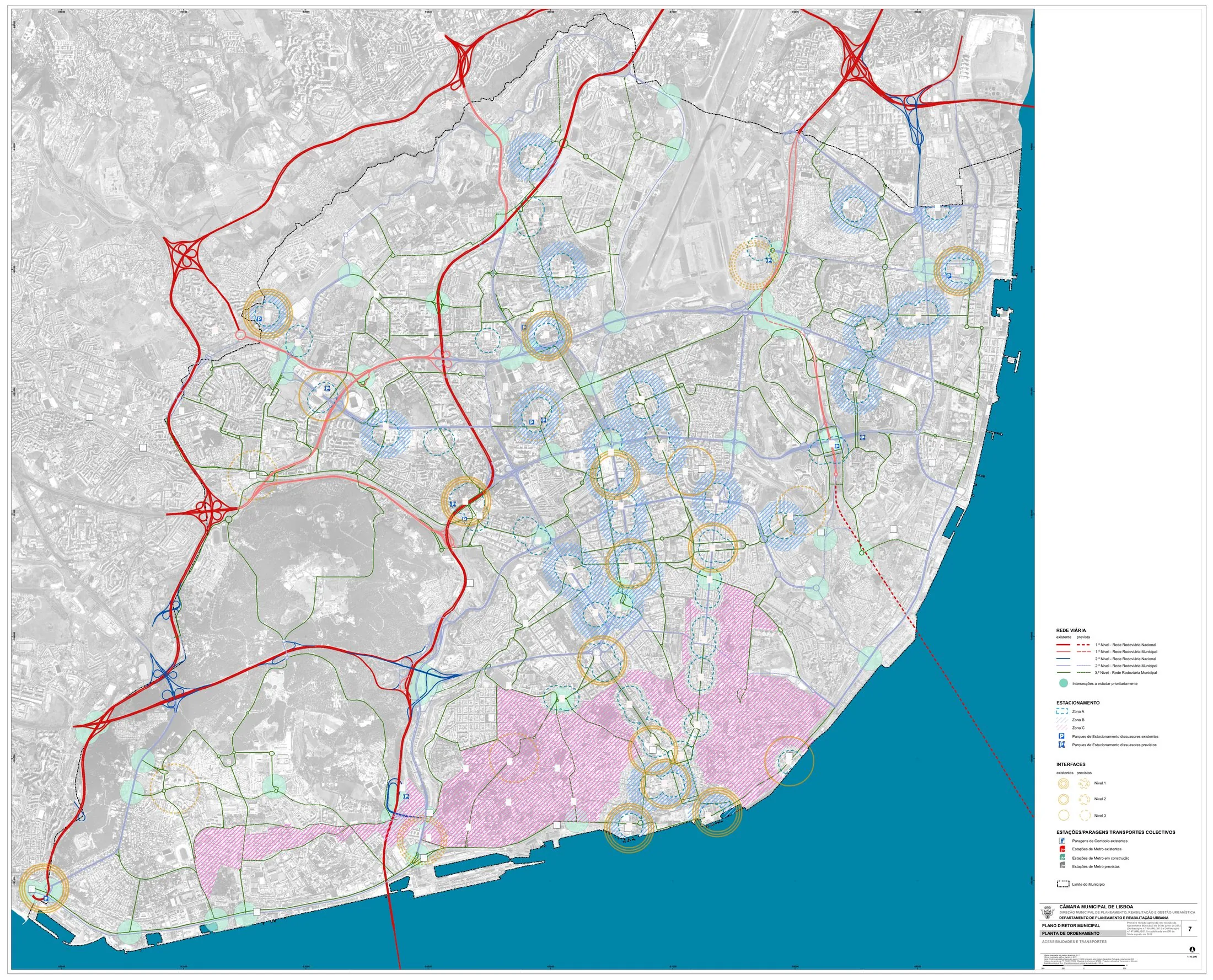 Planta de Ordenamento 'Acessibilidades e Transportes' from Lisbon's PDM 2012: the four-level road hierarchy, existing and planned metro stations, multimodal interfaces (levels 1-3) and the A/B/C parking regulation zones across the whole municipality.