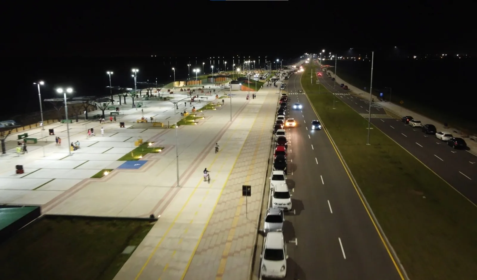 Costanera Sur linear park / coastal defence corridor in Asunción