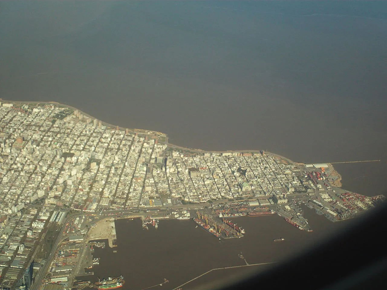 Aerial view of Montevideo, the city addressed by the 2016 Mobility Plan.