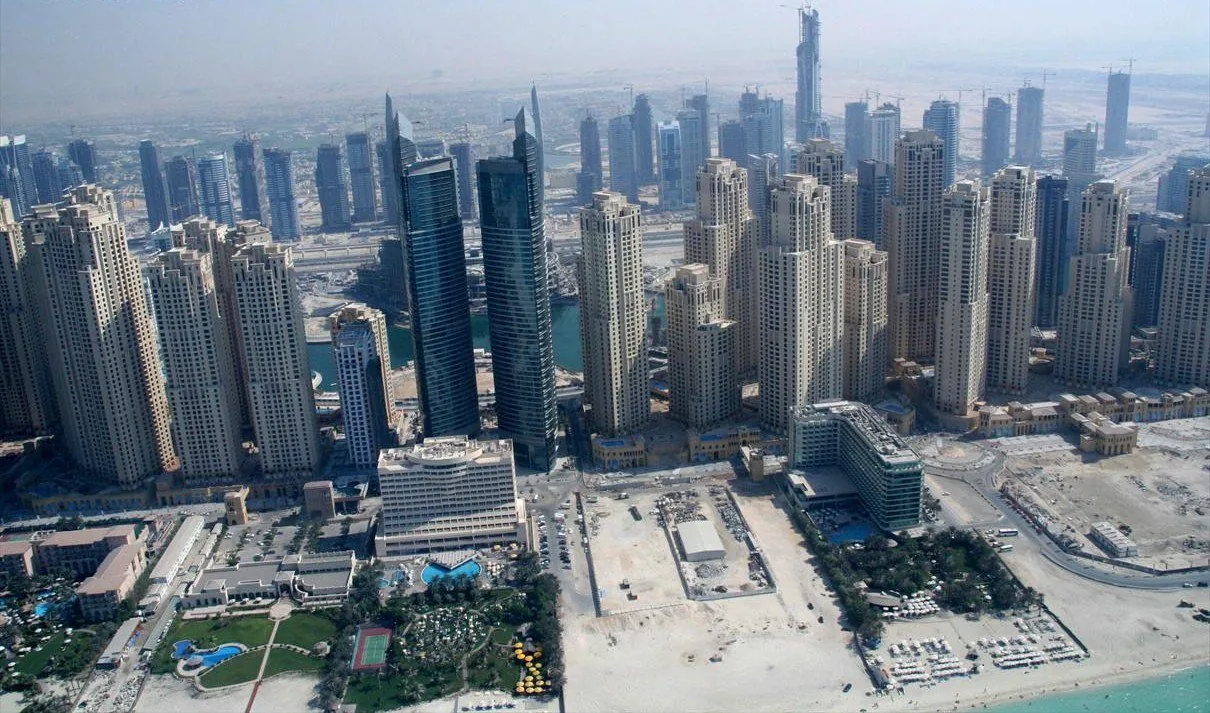 Aerial view of the Dubai Marina under construction (2007) showing the artificial 3-km canal and the ring of towers arranged around it - the HOK/Emaar master-plan geometry. The original HOK master-plan