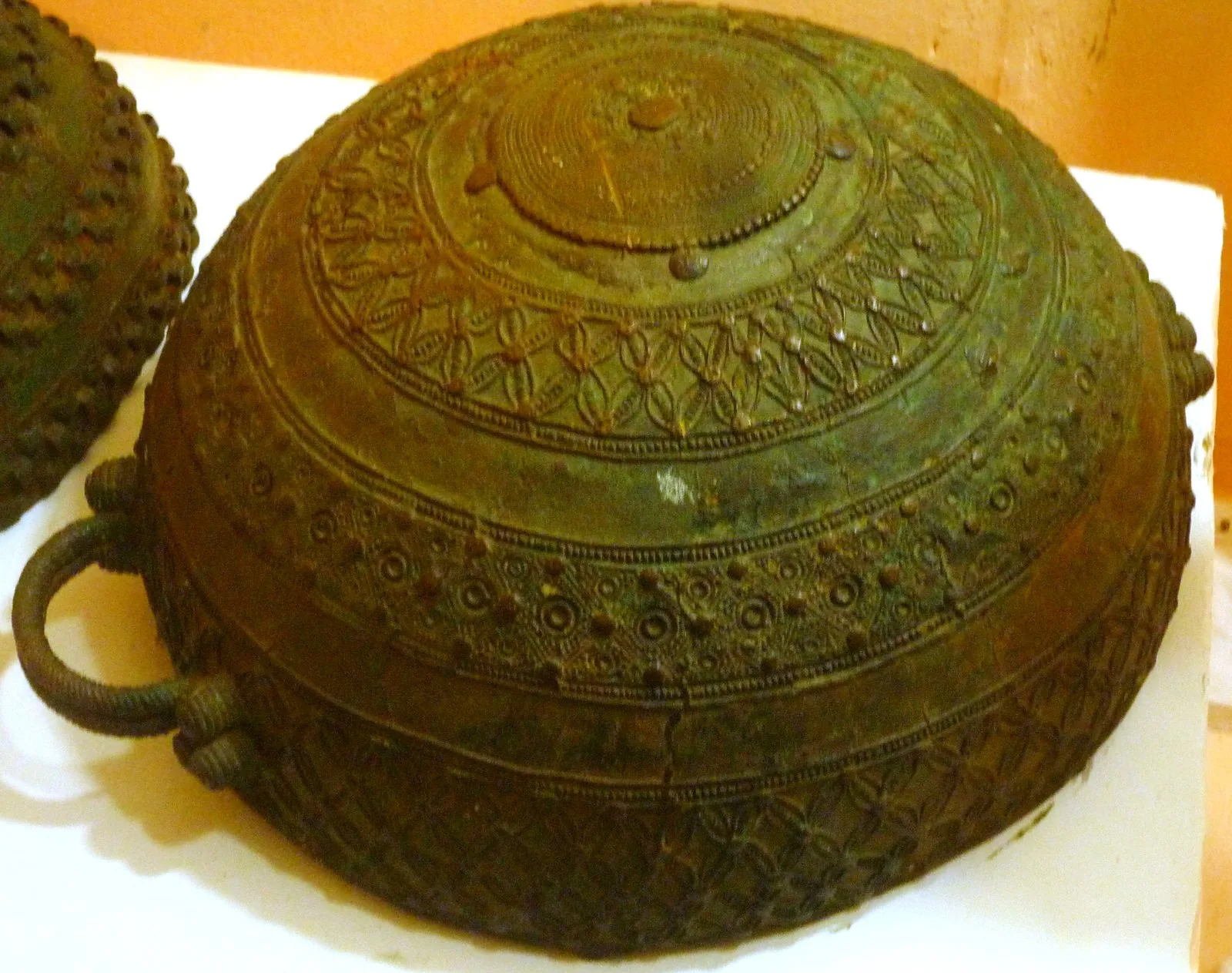 Cast-bronze ceremonial pot (9th century) excavated at Igbo-Ukwu, evidence of the site's sophisticated metallurgy.