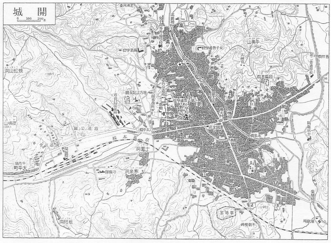 Topographic city map of Kaesong (Goryeo capital Gaegyeong) showing the street grid, the old walled core, rail lines and the encircling mountains that shaped its geomantic plan.