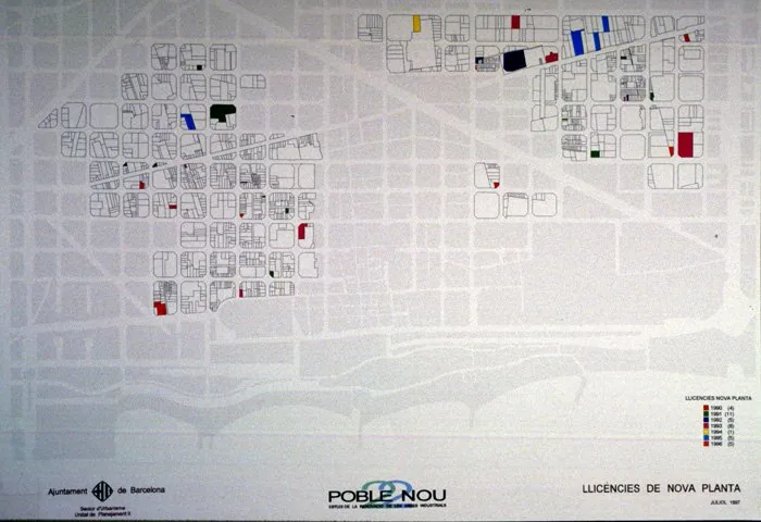 Official Barcelona City Council planning map of the 22@/Poblenou transformation area, showing the Cerdà block grid of the district with new-construction (nova planta) licenses mapped by year across th